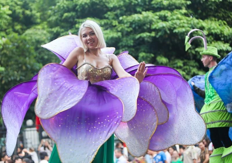 庆祝河内解放65周年的街头狂欢节热闹开场。越通社记者 青松 摄