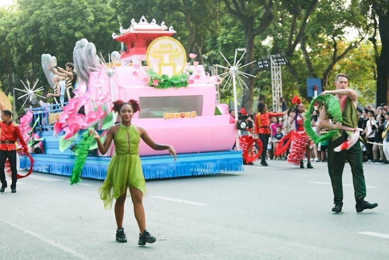 庆祝河内解放65周年的街头狂欢节热闹开场。越通社记者 青松 摄