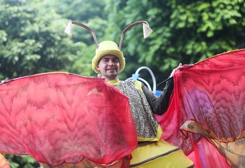 庆祝河内解放65周年的街头狂欢节热闹开场。越通社记者 青松 摄