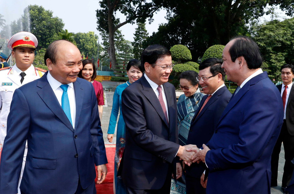 阮春福向通伦介绍越南政府代表团成员。越通社记者 统一 摄