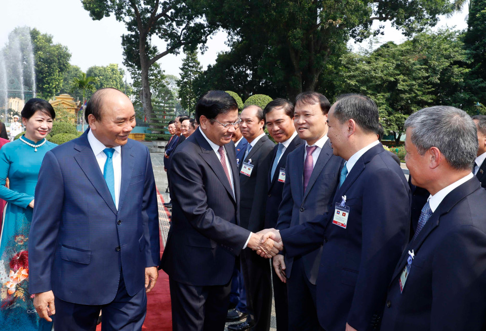 阮春福向通伦介绍越南政府代表团成员。越通社记者 统一 摄