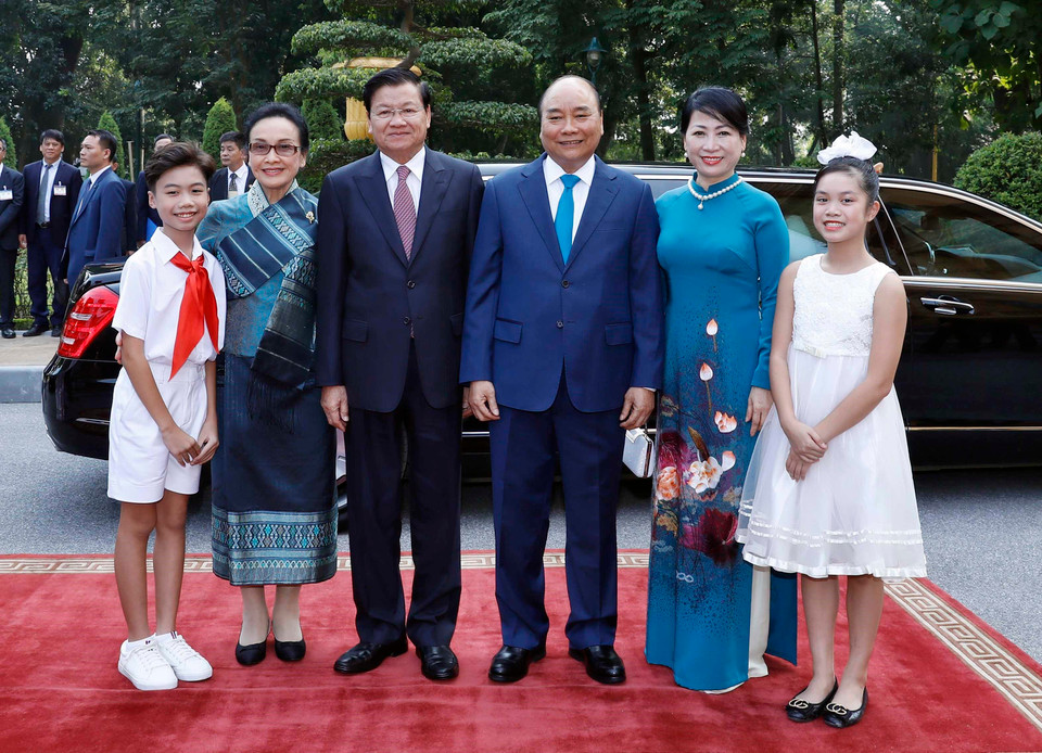 老挝总理夫妇与越南总理夫妇 合影。越通社记者 统一 摄