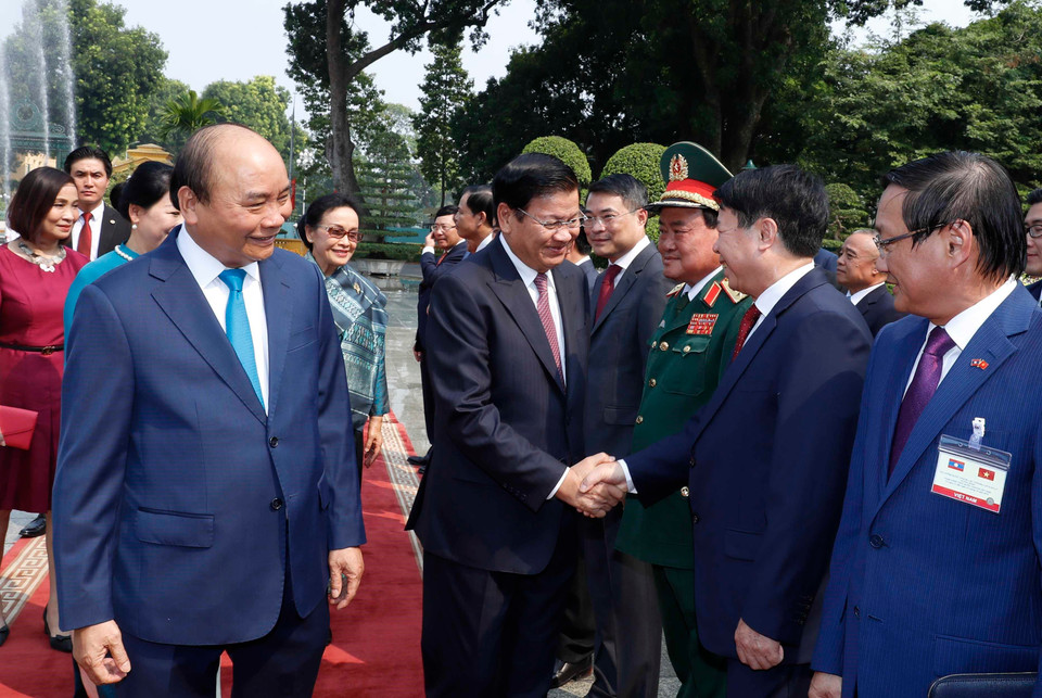 阮春福向通伦介绍越南政府代表团成员。越通社记者 统一 摄