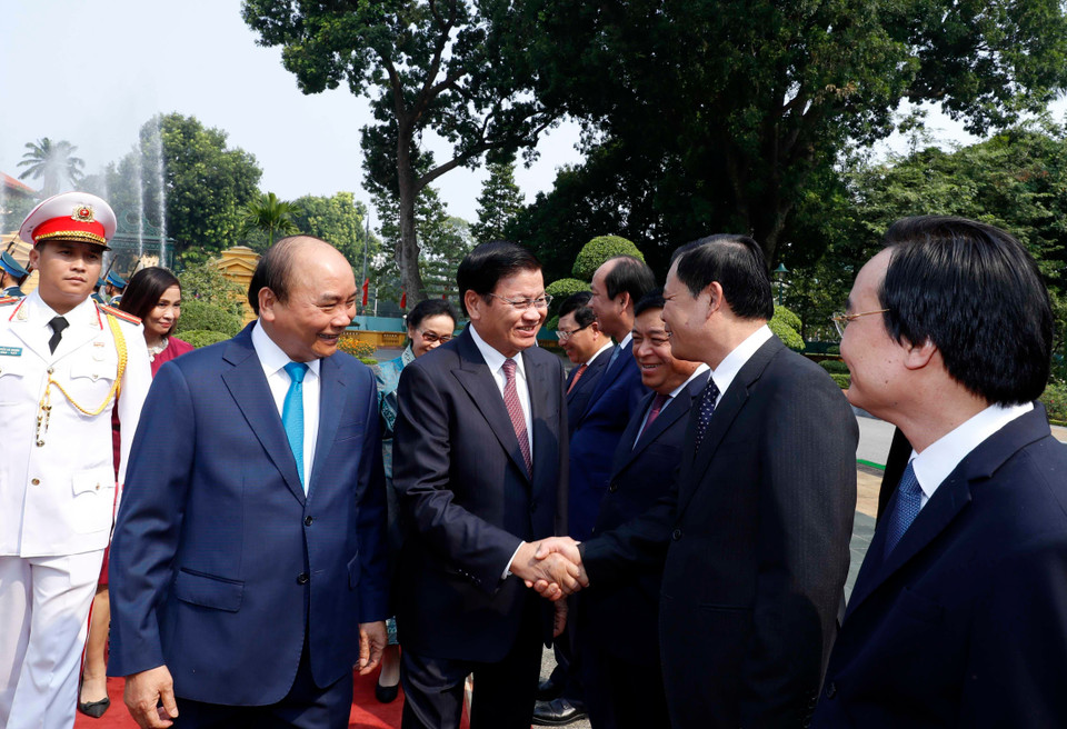 阮春福向通伦介绍越南政府代表团成员。越通社记者 统一 摄