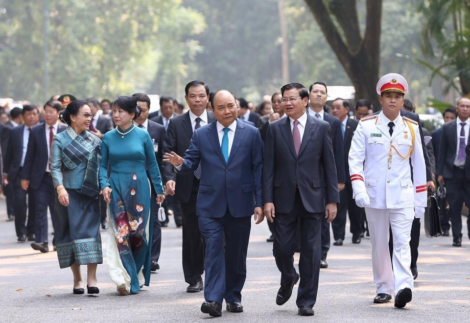 两位总理和其夫人前往政府总部。越通社记者 统一 摄