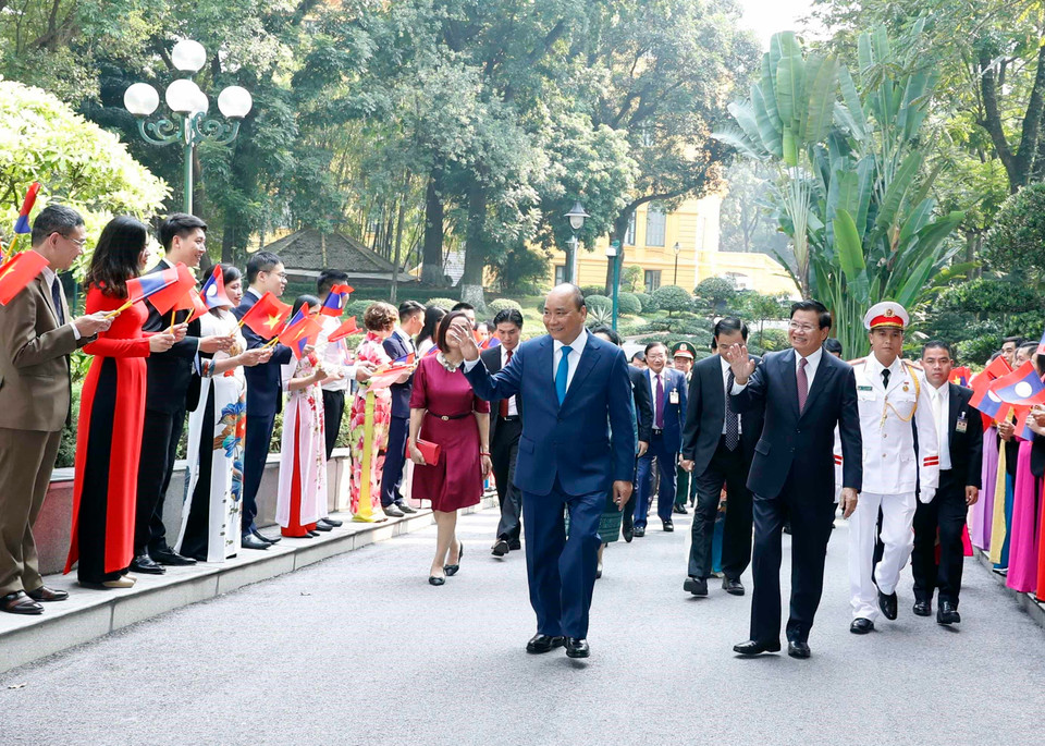 越南政府总理阮春福举行仪式 欢迎老挝政府总理通伦·西苏里访越。越通社记者 统一 摄