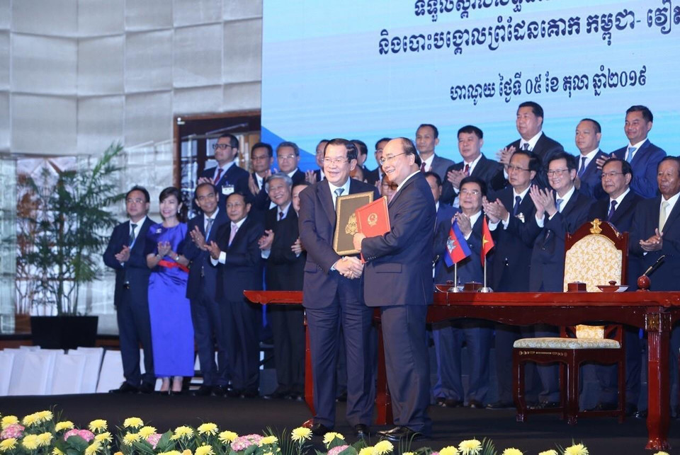 阮春福与洪森出席越南柬埔寨陆地边界勘界立碑工作总结会议。越通社记者 统一 摄