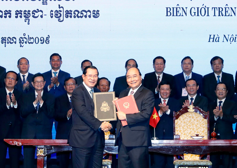 阮春福与洪森签署《1985年国家边界划分条约》和《2005年补充条约》的补充条约。越通社记者 统一 摄
