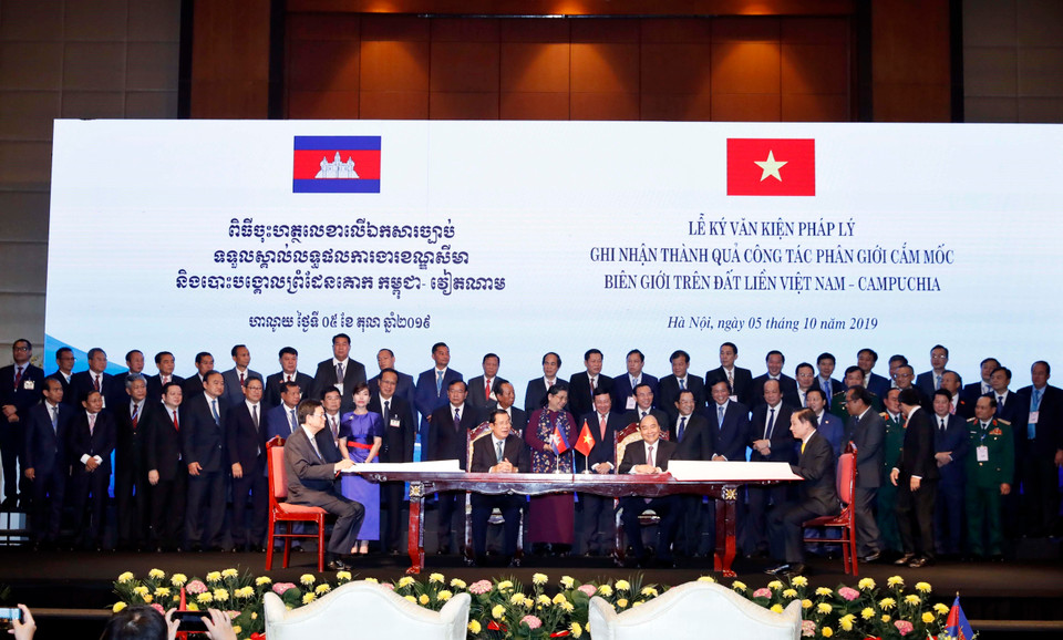 阮春福与洪森出席《越柬陆地边界勘界立碑议定书》地图附件签署仪式。越通社记者 统一 摄
