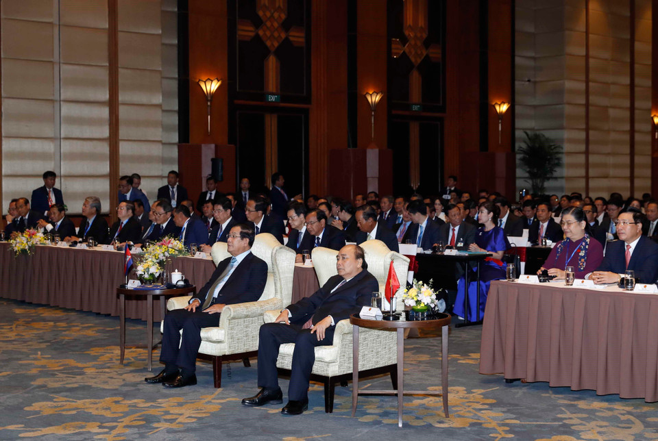  阮春福与洪森出席越南柬埔寨陆地边界勘界立碑工作总结会议。越通社记者 统一 摄