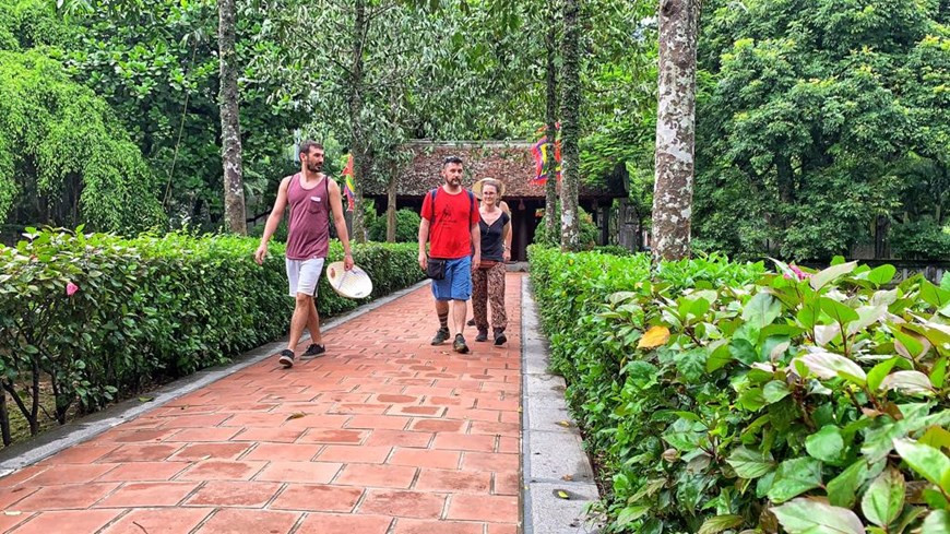 游客参观丁先皇祠。vietnamplus记者 春梅 摄