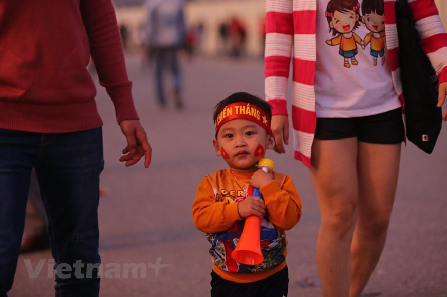 小朋友们也前来体育场为越南队助威。图自vietnamplus