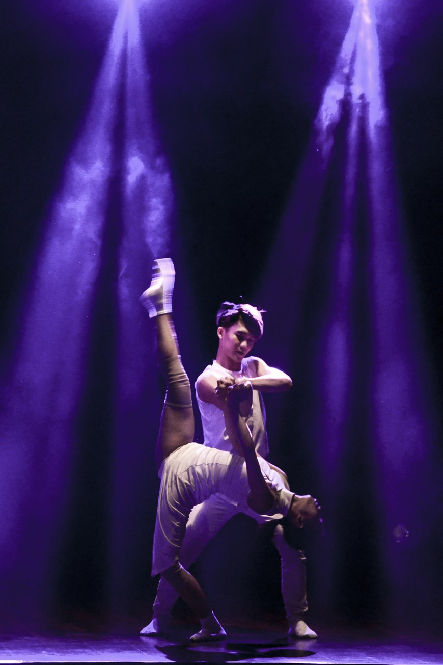 越南舞者精彩的表演、完美的演出令现场观众欢欣不已。图自vietnamplus