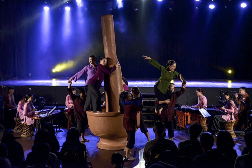 越南舞者将传统与现代艺术完美地结合在一起。图自vietnamplus