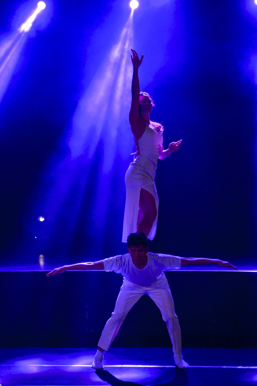 越南舞者为群众提供近距离接触现代舞的机会，让更多的人接触现代舞艺术。图自vietnamplus