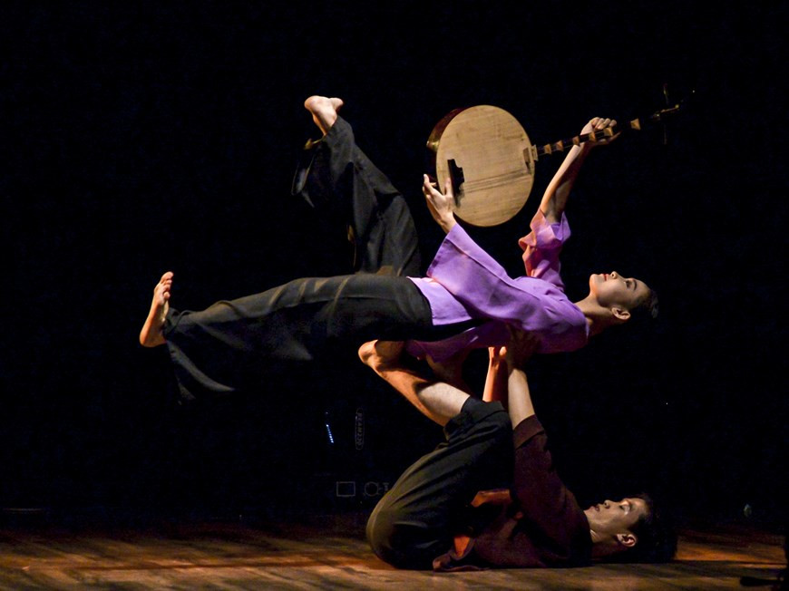 越南舞者将传统与现代艺术完美地结合在一起。图自vietnamplus