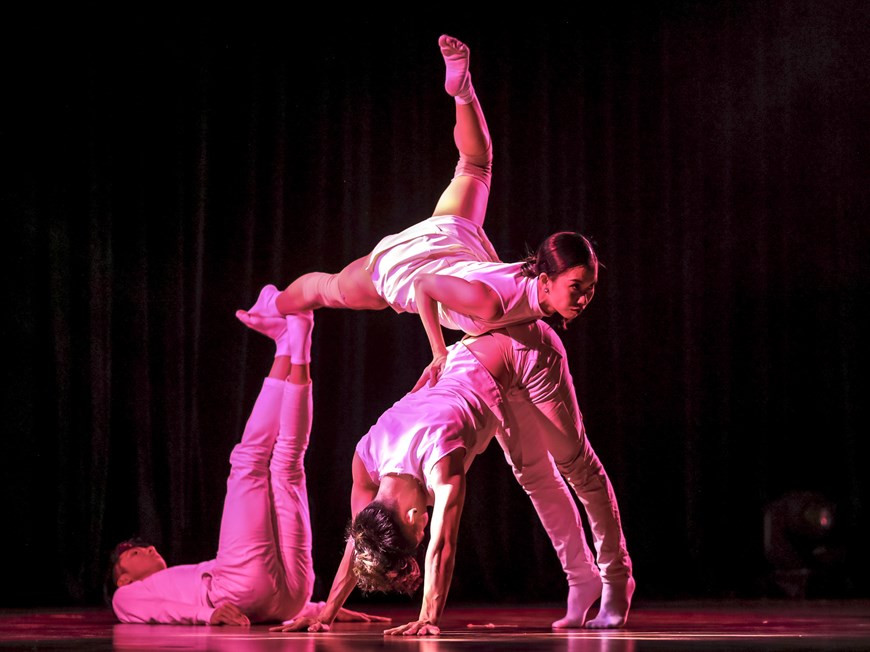 越南舞者为群众提供近距离接触现代舞的机会，让更多的人接触现代舞艺术。 图自vietnamplus