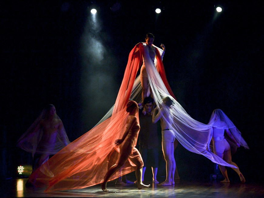 越南舞者精彩的表演、完美的诠释令现场观众欢欣不已。图自vietnamplus