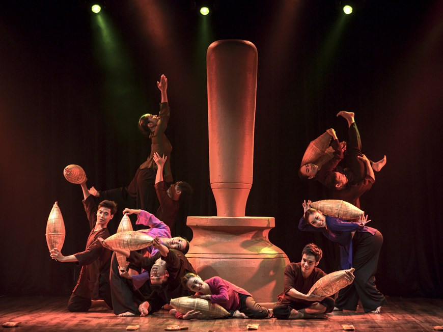 越南舞者将传统与现代艺术完美地结合在一起。图自vietnamplus