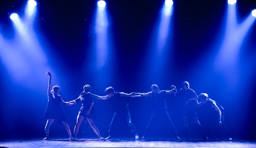 越南舞者精彩的表演、完美的诠释令现场观众欢欣不已。图自vietnamplus