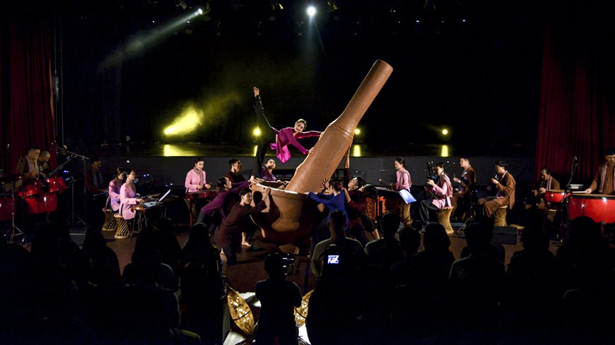 越南舞者将传统与现代艺术完美地结合在一起。图自vietnamplus