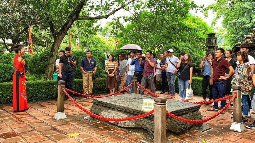 导游向游客介绍丁先皇祠历史。vietnamplus记者 春梅 摄