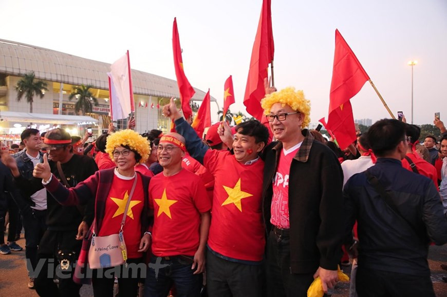 越南球迷聚集美廷国家体育场为越南队助威。图自vietnamplus
