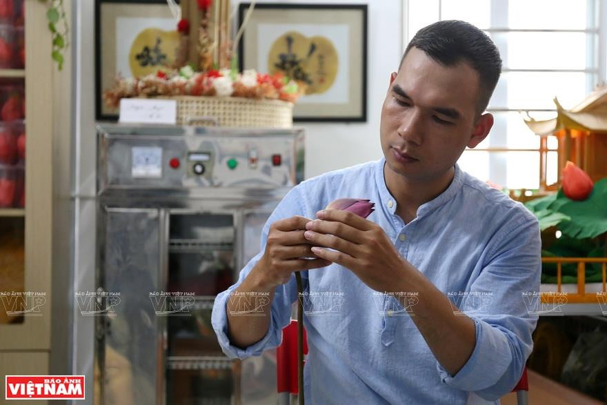 乔高勇艺人制作美轮美奂的干花。越南画报记者 庆龙 摄