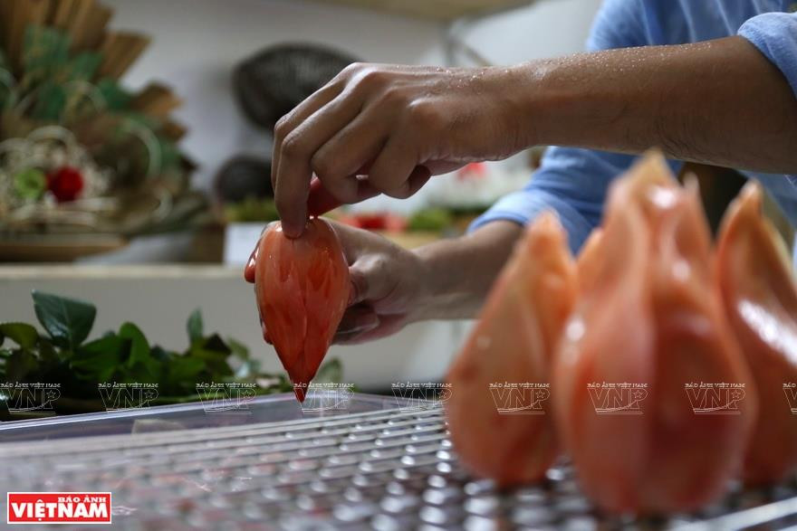 染色工序。越南画报记者 庆龙 摄