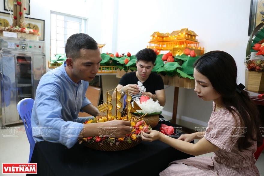 许多年轻人前来向乔高勇艺人学习制作干花工艺。越南画报记者 庆龙 摄