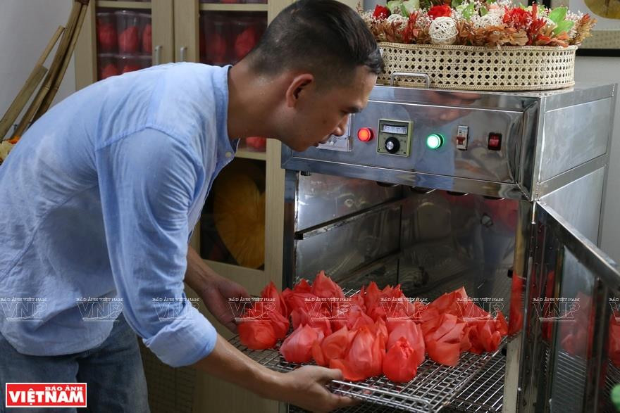 烘干工序。越南画报记者 庆龙 摄