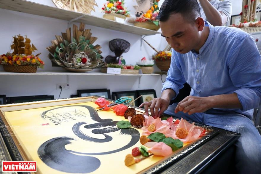 干花除了用于装饰外，还可与画作、书法等作品搭配。越南画报记者 庆龙 摄