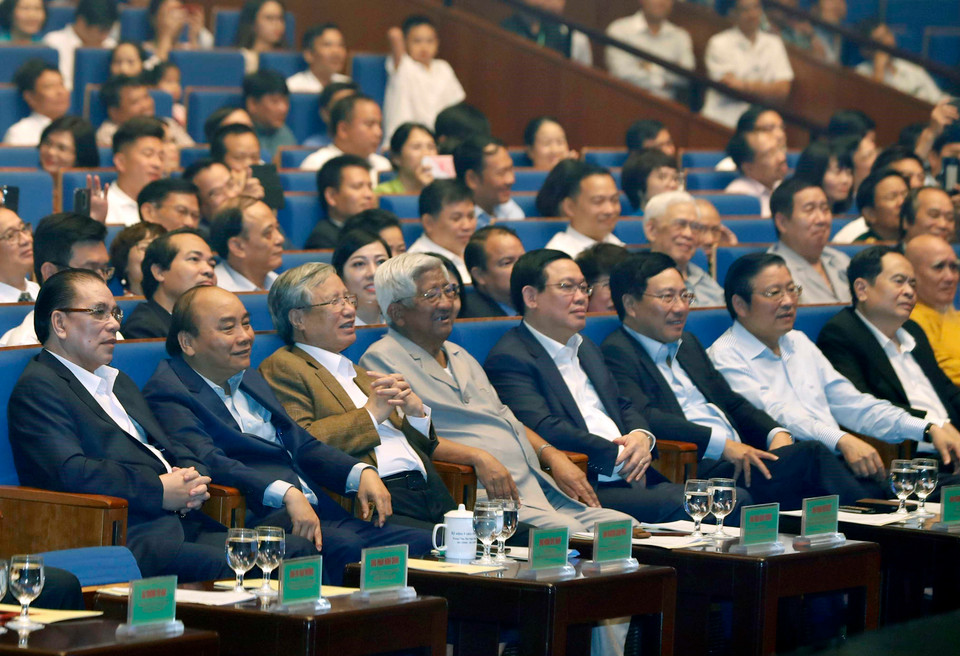 阮春福出席2019年“全国携手关爱困难群众”活动。图自越通社