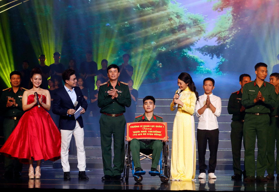 2019年“全国携手关爱困难群众”活动场景。图自越通社