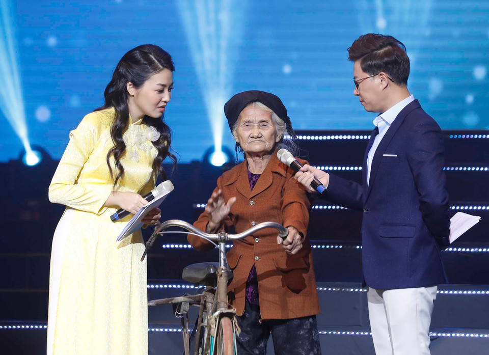 2019年“全国携手关爱困难群众”活动场景。图自越通社