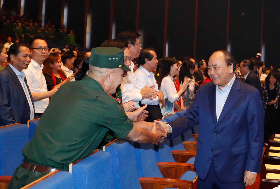 阮春福同与会代表握手。图自越通社