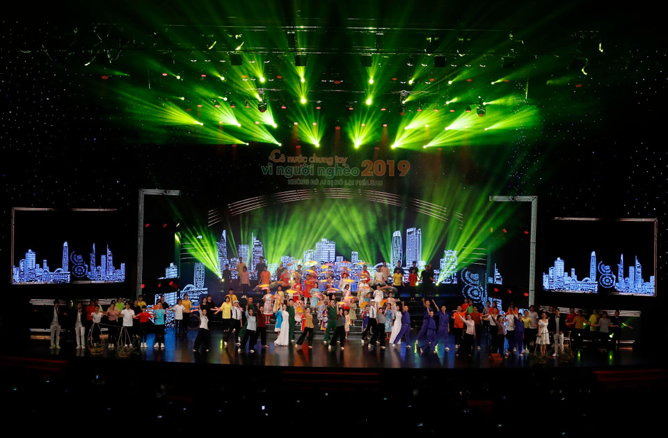 2019年“全国携手关爱困难群众”活动期间的文艺表演。图自越通社