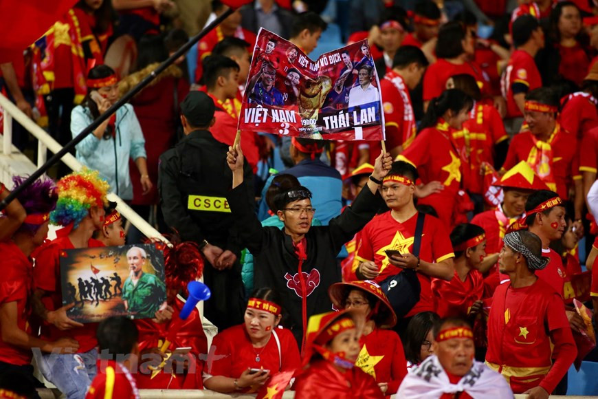 成千上万越南球迷高举着红旗，一边唱歌一边欢呼，欢呼声一浪高过一浪。图自vietnamplus