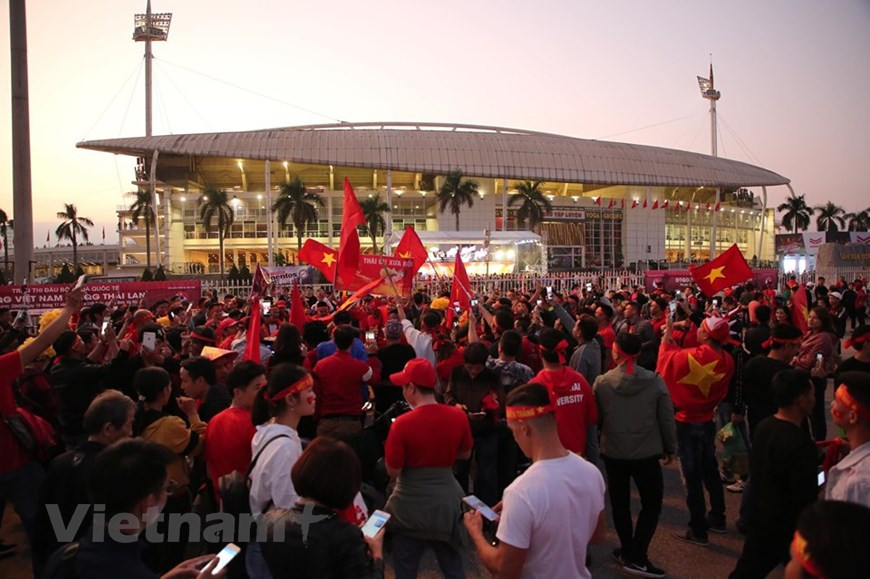 成千上万越南球迷聚集美廷国家体育场为越南队助威。图自vietnamplus