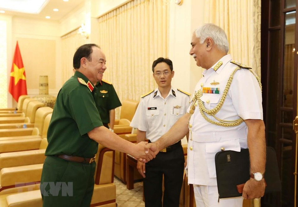 越南人民军副总参谋长范玉明上将会见对越南进行工作访问的印度海军副司令辛格•帕贝（Gurtej Singh Pabbay）海军中将。图自越通社