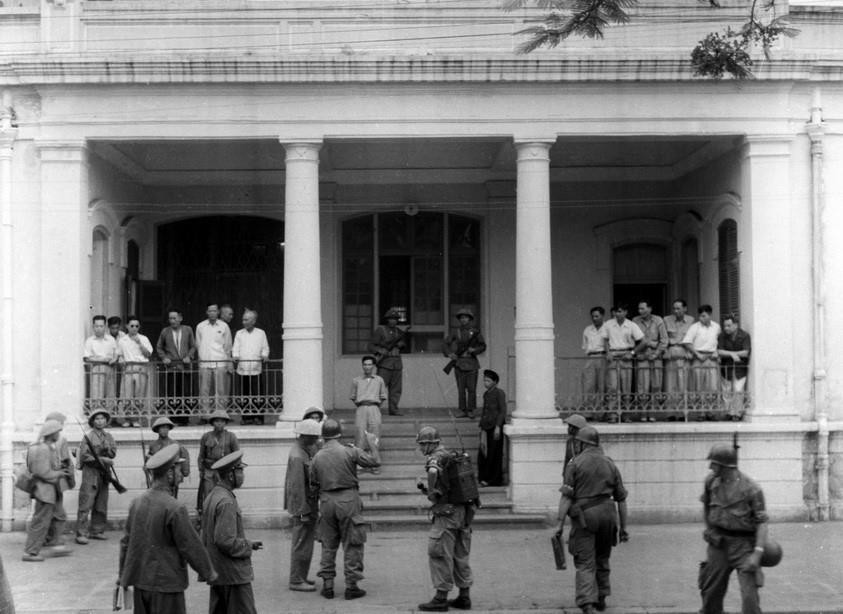 1955年5月15日，法国最后的士兵上船撤出海防。图自越通社