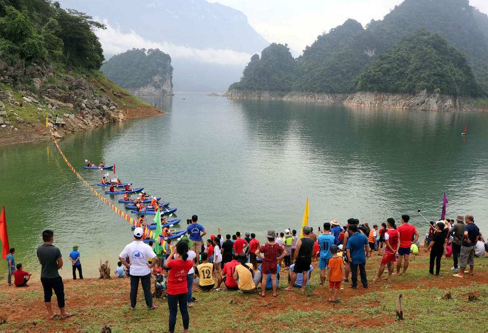 当地居民前来观看皮划艇大赛并为参赛运动员给予鼓励。越通社记者 光旦 摄