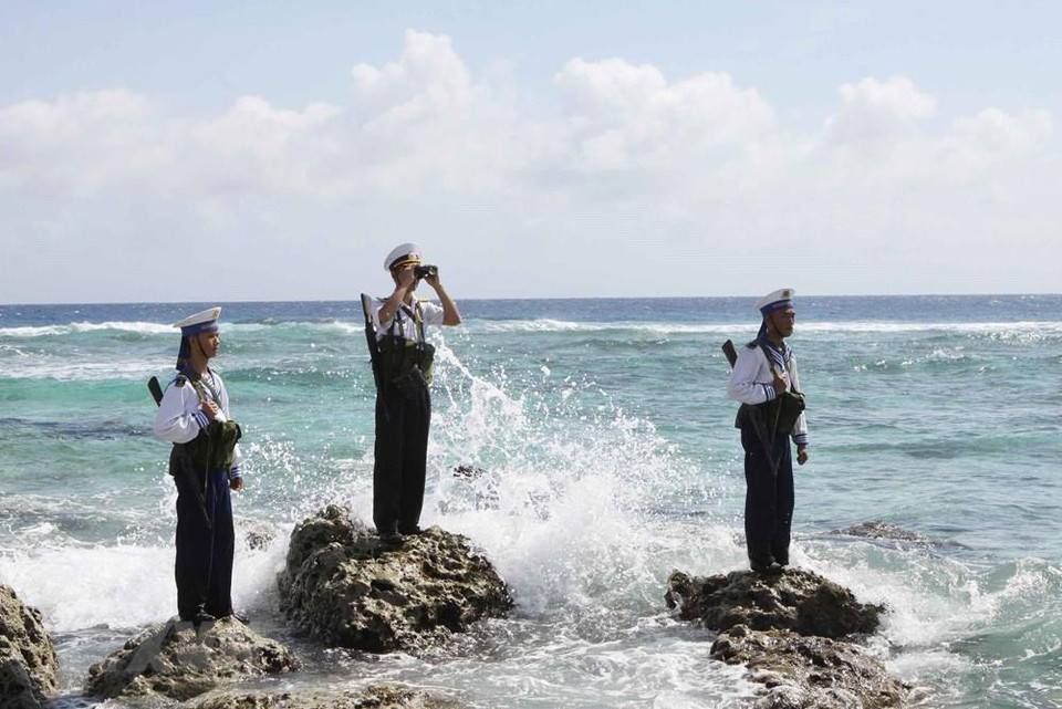 西双子岛上干部、战士们进行巡逻，跟踪海上目标。越通社记者 杨江 摄