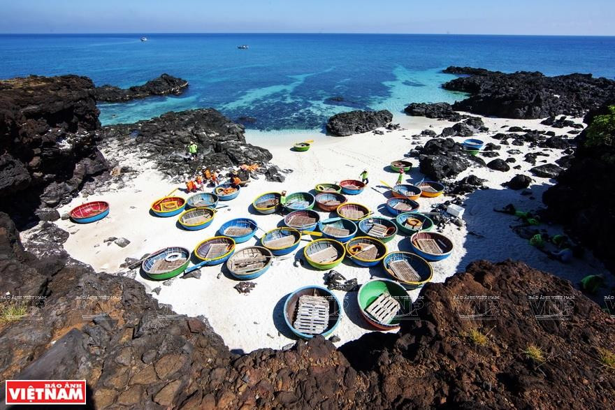 小岛（đảo Bé）上有很多极具原始风貌的小海滩。越通社记者 仲政 摄