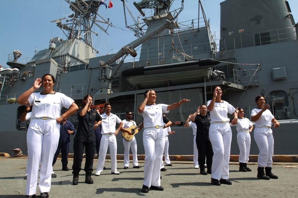 新西兰皇家海军“特马纳” F77 号护卫舰（HMNZS Te Mana F77）船员在西贡港的文艺交流节目。越通社记者 青武 摄