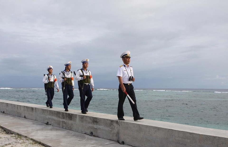 云雀岛上干部、战士们进行巡逻，致力于捍卫祖国海洋岛屿主权。越通社记者 杨江 摄