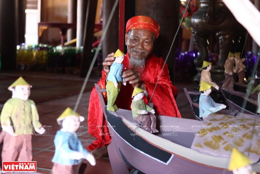 武显达为黄沙兵替身祭礼作出准备。越通社记者 功达 摄