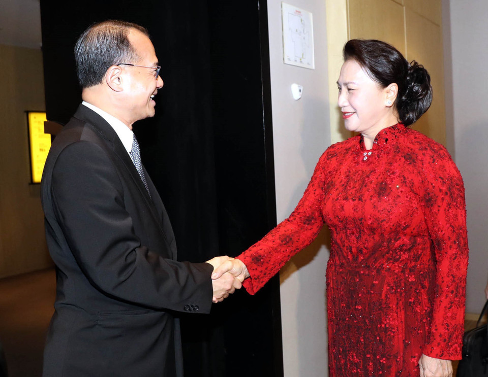 7月8日下午，国会主席阮氏金银会见中国香港新华集团主席蔡冠深。越通社记者 仲德 摄