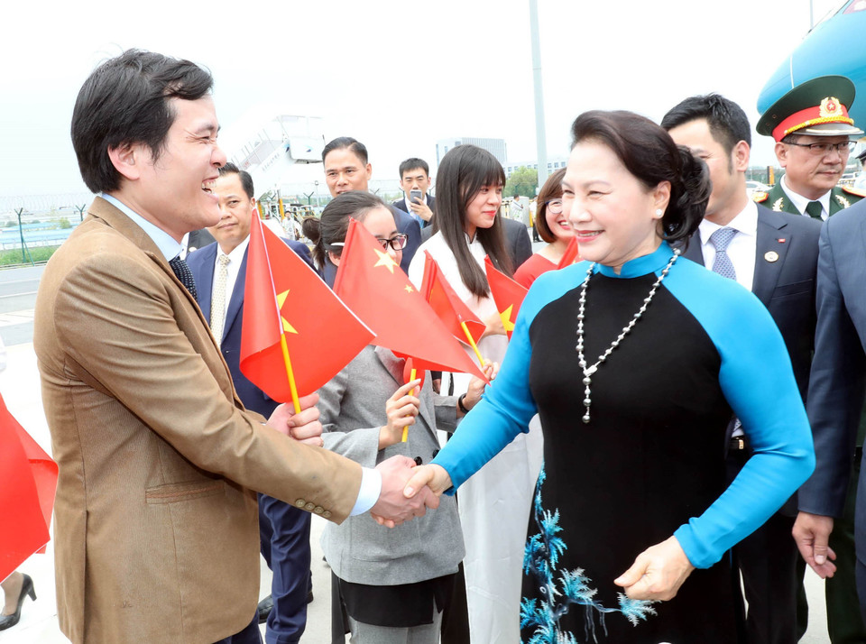 越南驻上海总领事馆工作人员、旅居江苏省越南人社群代表来到禄口国际机场迎接阮氏金银。越通社记者 仲德 摄