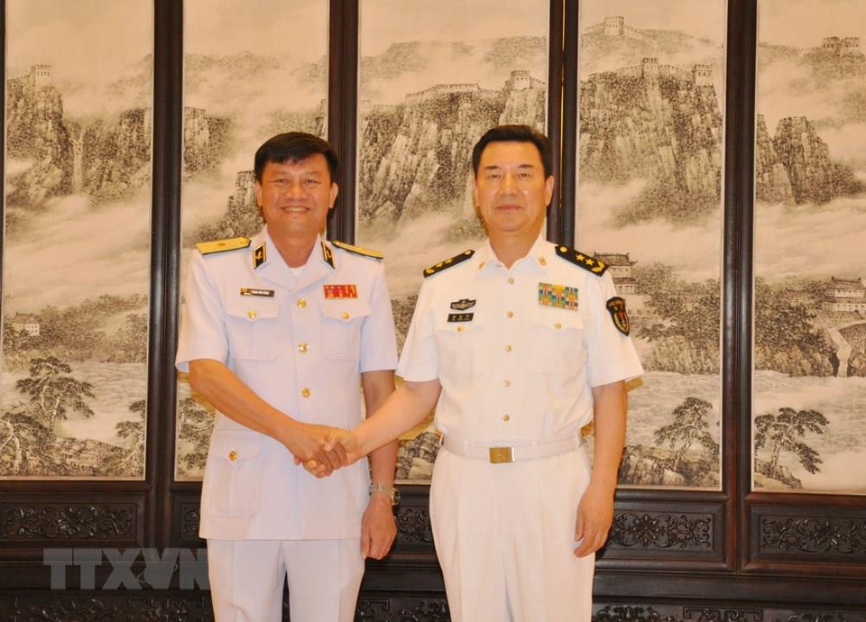 越南人民军海军军种政委、海军少将范文稳会见中国人民解放军海军政治委员秦生祥中将。越通社记者 永和 摄
